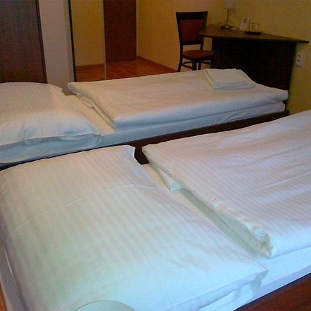 Hotel Arli Senica Zimmer foto