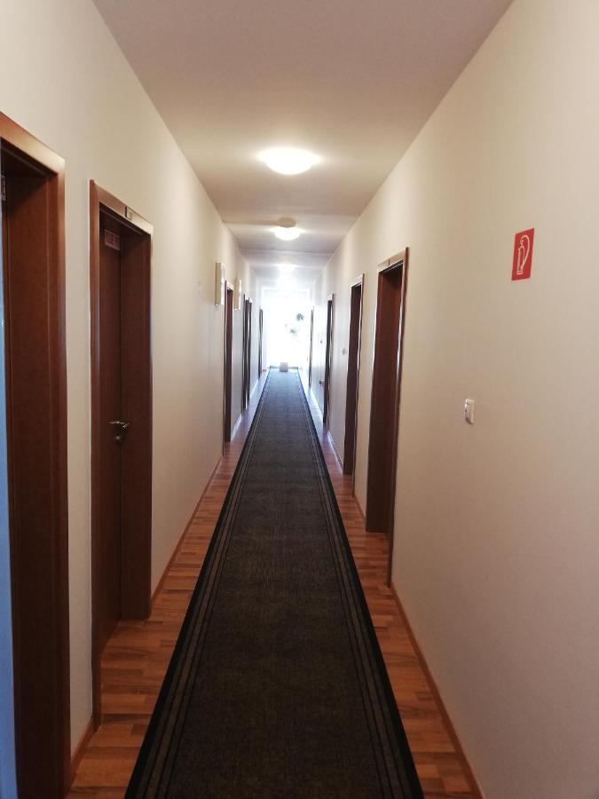 Hotel Arli Senica Exterior foto